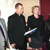  W imieniu bp. Stefana Regmunta nagrodę odebrał ks. Wojciech Jurek