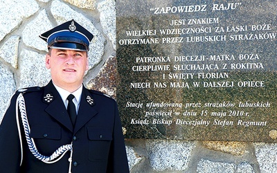 Wójt i prezes OSP w Przytocznej Bartłomiej Kucharyk przy stacji Kalwarii Rokitniańskiej, ufundowanej przez lubuskich strażaków 