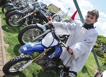 Dominik był najmłodszym motocyklistą zjazdu. Jest też ministrantem