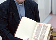  Ks. Garwoliński prezentuje zabytkową Biblię
