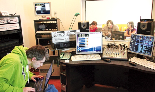 Czwartek  przy ul. Kamiennogórskiej – tu przygotowywane są programy,  z lewej Piotr Krystkiewicz