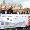 Watykan, 27 kwietnia – są dumni, że mogli zrobić to zdjęcie właśnie w tym miejscu i tego dnia