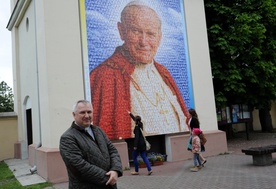 - Parafianie często tu przychodzą i odnajdują siebie na papieskim portrecie - mówi proboszcz ks. Dariusz Skrok