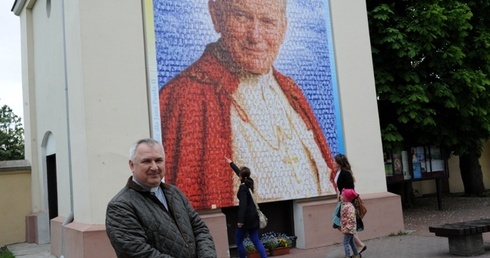 - Parafianie często tu przychodzą i odnajdują siebie na papieskim portrecie - mówi proboszcz ks. Dariusz Skrok