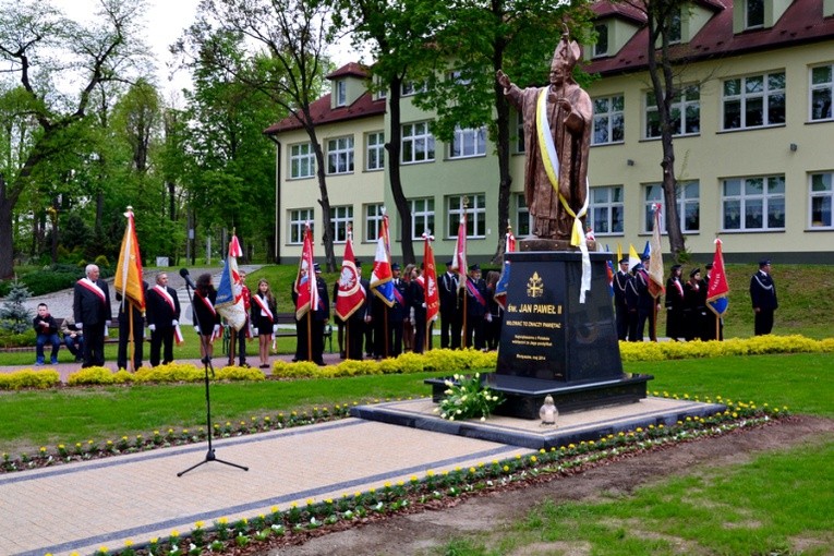 Pomnik Jana Pawła II w Skrzyszowie 