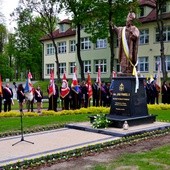 Pomnik Jana Pawła II w Skrzyszowie 