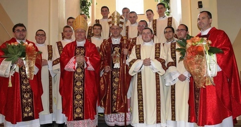 Nowi diakoni z księżmi biskupami i swoimi przełożonymi z krakowskiego seminarium