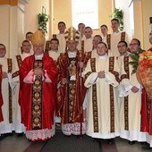 Nowi diakoni z księżmi biskupami i swoimi przełożonymi z krakowskiego seminarium