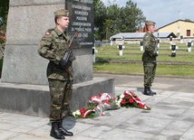 W 69. rocznicę zakończenia II wojny światowej na cmentarzach i pod pomnikami zaciągnięto warty