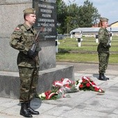 W 69. rocznicę zakończenia II wojny światowej na cmentarzach i pod pomnikami zaciągnięto warty