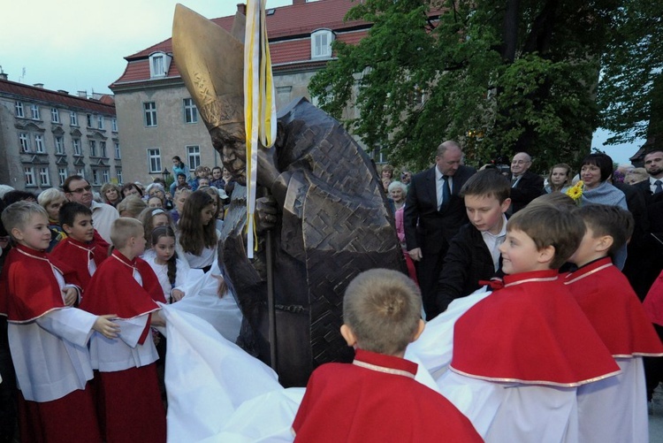 8 maja - pomnik odsłonięty