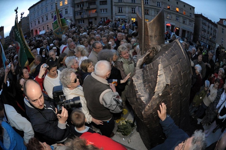 8 maja - pomnik odsłonięty