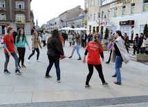 Modlitwa młodych w centrum miasta budziła zaskoczenie, ale i zainteresowanie