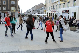 Modlitwa młodych w centrum miasta budziła zaskoczenie, ale i zainteresowanie