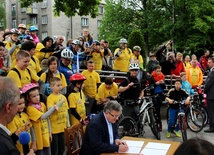Prezydent Bronisław Komorowski podpisał ustawę w Bielsku-Białej, w obecności uczestników startu 36. Rodzinnego Rajdu Rowerowego