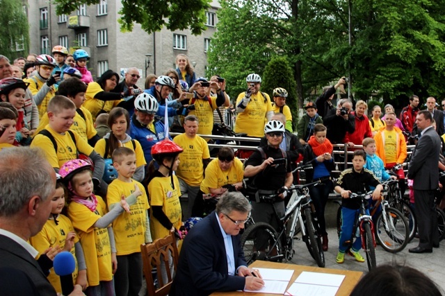 Prezydent Komorowski z cyklistami w Bielsku-Białej