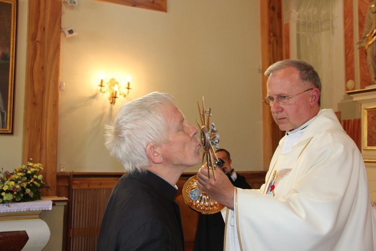 Elewacja relikwi bł. o. Stanisława Papczyńskiego w Puszczy Mariańskiej