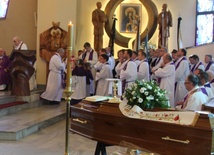 Ostatnie pożegnanie śp. ks. kanonika Karola Tomali w kościele w Zaborzu