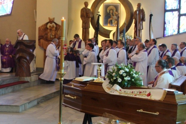 Ostatnie pożegnanie śp. ks. kanonika Karola Tomali w kościele w Zaborzu