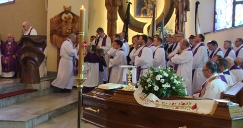 Ostatnie pożegnanie śp. ks. kanonika Karola Tomali w kościele w Zaborzu