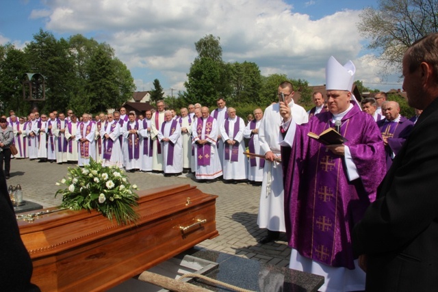 Ostatnie pożegnanie śp. ks. kan. Karola Tomali