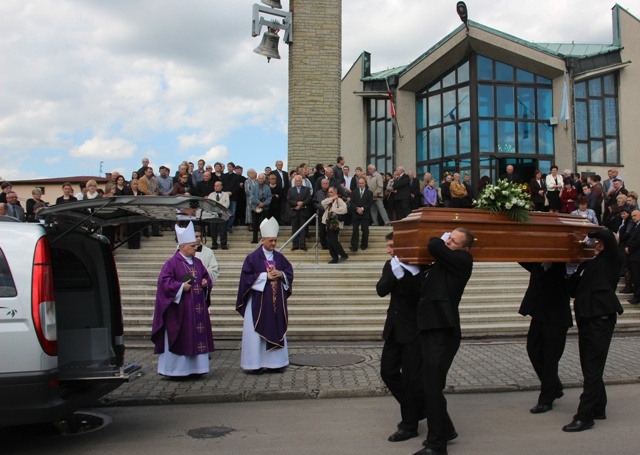 Ostatnie pożegnanie śp. ks. kan. Karola Tomali