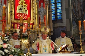 Abp Zygmunt Zimowski zawierzył parafię opiece Maki Bożej Popowskiej i św. Jana Pawła II