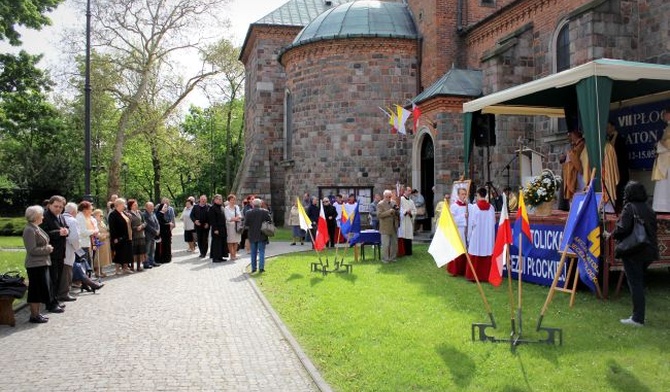 Płocczanie czytają Księgi Starego i Nowego Testamentu przed katedrą 