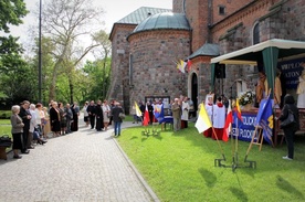 Płocczanie czytają Księgi Starego i Nowego Testamentu przed katedrą 