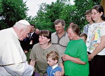 Jan Paweł II zawsze żył sprawami rodziny. W 1999 r. odwiedził niespodziewanie wielodzietną rodzinę na Mazurach 