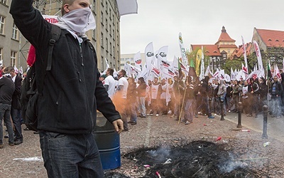 Protestujący w Warszawie górnicy przed wyborami mogliby pogrążyć PO. Właśnie dlatego – jak twierdzą niektórzy – premier Tusk zaczął zdecydowanie mówić o zaletach polskiego węgla 