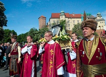  W tradycyjnej krakowskiej procesji niesiono także relikwie św. Jana Pawła II