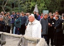  Jan Paweł II, wyraźnie wzruszony, wpatrywał się w górskie szczyty okalające Morskie Oko, samotnie, oddalony na kilka metrów od przypadkowych turystów znajdujących się akurat w tym miejscu, zajętych rozmową – opowiada o swoim najlepszym ujęciu fotograf