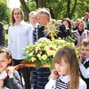 W Niedzielę Dobrego Pasterza relikwie bł. o. Papczyńskiego procesyjnie wniesiono do drewnianego kościoła, gdzie oddano im cześć przez ucałowanie