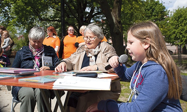 W tym roku głośne czytanie połączyło kilka pokoleń białogardzian
