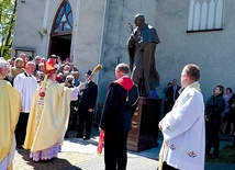 Statuę świętego  papieża poświęcił  bp Henryk Tomasik
