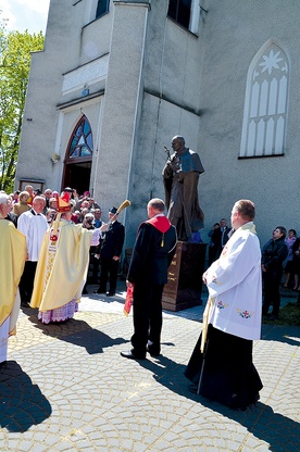 Statuę świętego  papieża poświęcił  bp Henryk Tomasik