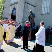 Statuę świętego  papieża poświęcił  bp Henryk Tomasik