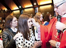 Arcybiskup w polskiej parafii w Leeds udzielił sakramentu bierzmowania