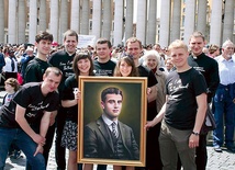 Delegacja młodych ludzi z Rybnika na placu św. Piotra w Rzymie