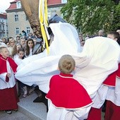 Plac zamarł, gdy dzieci odsłaniały pomnik. Jaki on jest? Wreszcie stało się jasne