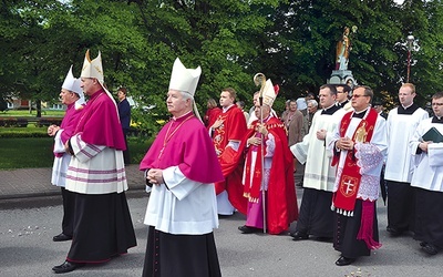 Abp Kowalczyk jest kolejnym prymasem, który po kardynałach Hlondzie, Wyszyńskim i Glempie pielgrzymował do Szczepanowa