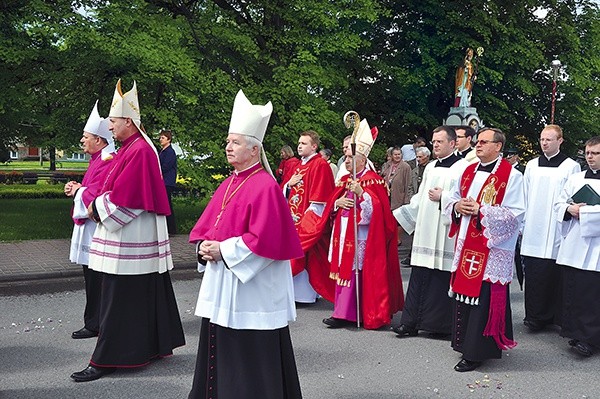 Abp Kowalczyk jest kolejnym prymasem, który po kardynałach Hlondzie, Wyszyńskim i Glempie pielgrzymował do Szczepanowa