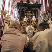 Pątnicy prosili św. Jadwigę o wsparcie na drodze do świętości, również osobiście modląc się przy jej grobowcu