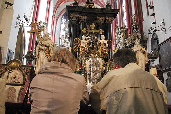 Pątnicy prosili św. Jadwigę o wsparcie na drodze do świętości, również osobiście modląc się przy jej grobowcu