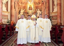 Diakoni z bp. Gerardem Kuszem (od lewej): Piotr Kwaśniok, Tadeusz Górny, Damian Kwak i Krzysztof Ruciński