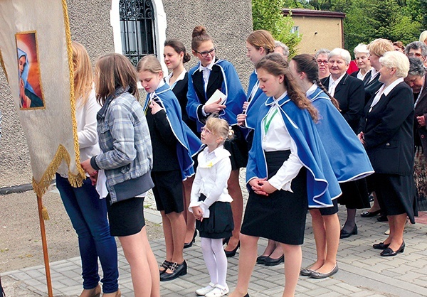   W procesji ustawiło się kilka pokoleń marianek, dawniej i dziś należących do Dzieci Maryi