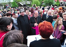 Abp Zygmunt Zimowski i ks. proboszcz Remigiusz Stacherski wśród parafian z Popowa przy jubileuszowym torcie