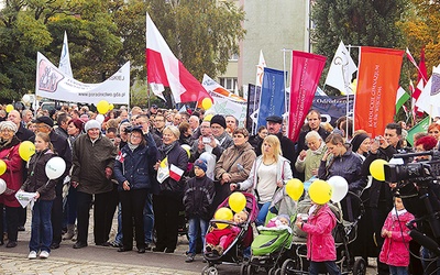 Co roku w marszu bierze udział kilka tysięcy osób