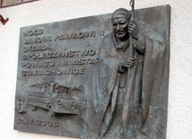 Płyta pamiątkowa przed wejściem do kościoła pw. Wszystkich Świętych w Starachowicach